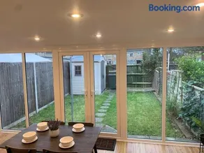 Stylish 3BR Retreat Family & Business Parking - Image 2