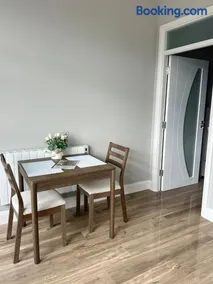 Cosy 1-Bedroom Apartment - Image 1