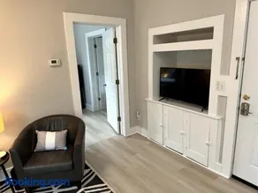 Cute & Compact 1BR Easy Walk to Downtown Historic District - Image 3