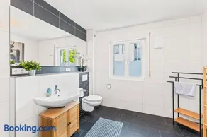 Nexstay Design Wohnung mit Loggia und Parkplatz - Image 2