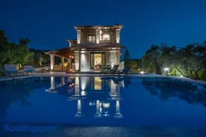 Tierra Verde, Luxury Retreat with 3 Acres Lush Garden - Image 1