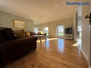 Meadow View Apartment - Image 2