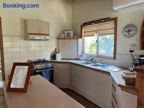 Homey Beach Cottage with Spa, walk to beach - Image 5
