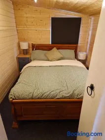 The Cabin - this is not the Ritz but it is better than camping I have Whippets and Greyhounds - Image 4
