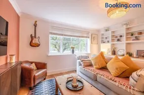 Cosy 1BR -Ascot Racecourse - Parking - By Tempstay - Image 1