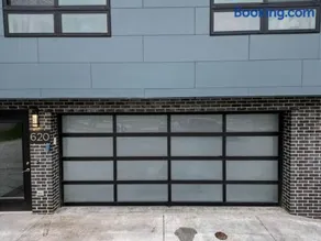Luxurious Midtown Retreat with Elevator Access - Image 3