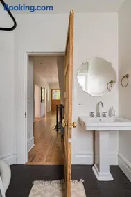 Stay Portland - 3BR - Sleeps 6 - Steps to NW 23rd - Fast WiFi - Image 5