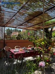 Dans 1 cadre de verdure convivial et relax, idéal mer et centre à 2 pas, jusqu'à 3 chambres triple et privées, parties communes sdb, wc, jardin - Image 1