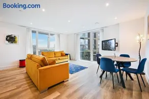 Central luxury 2 Bed apartment - Image 2