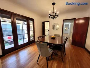Glamorous Getaway: Exclusive 1BR LA Hotspots - Image 3
