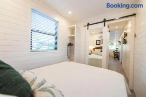 The Woods- Container Tiny House 12 min to Magnolia/Baylor/Downtown - Image 2