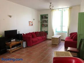 Large 100 year old house in lovely walking area - Image 2