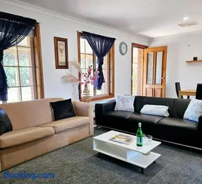 The Little Benalla Escape - Cosy Country Getaway - Image 3