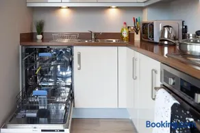 2 Bedroom 2 Bathroom Apartment City Centre Free Parking Fast Wifi Juliet Balcony and Smart TV with SkyTV and Netflix by Yoko Property - Image 3