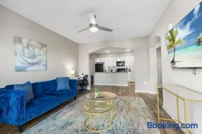 Contemporary Haven with Modern Amenities - Image 1