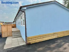 Shell's Lodge Compact 8-Bedroom Chalet Maryville Caravan Site Uddingston, Glasgow - Image 3