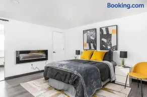 Luxurious Downtown Penthouse Great Views - Image 2