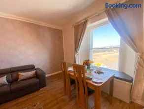 Kemendine Harbour View - perfectly positioned two level apartment in Tenby Harbour - Image 4