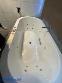 4 bedroom 2 bath renovated with spa king bed and free arcade games sleeps 10 - Image 5