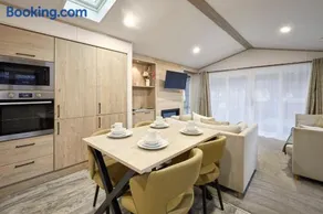 The Poplars Lodge with Hot Tub - Image 4