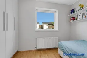 Stylish 3BR Apartment with Garden and Free Parking - Image 5