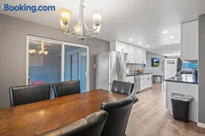 Central Huge Duplex - Sleeps 16 - Image 2
