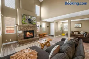 The Maple Ridge Hot-Tub and BBQ and Game Room! - Image 1