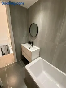 Semi-Private Suite with Garden and free parking - Image 2