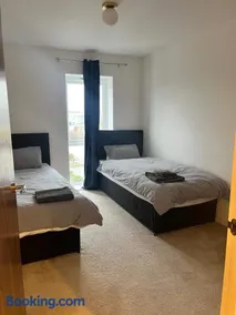 Prime Location - Apt - Stay 4 - Lakeside - Parking - Image 2