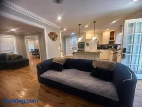 HUGE Home with 8 beds , Sleeps 12 25 mins from downtown - Image 1