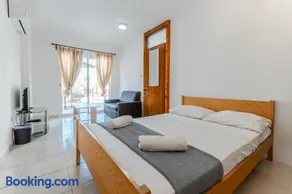 Andreas Beachfront Hostel - Image 4