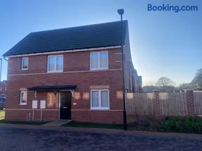 House Sleeps 6 with Garden and Parking - Image 3