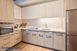 Luxury Apt with Amenities - Image 2