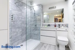 Historic Location, Private Parking, Ground Floor Luxury Flat - Image 3