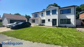 Modern Luxury 1 bed apartment with parking near Stansted Airport - Image 2