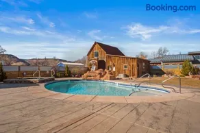 Timber & Tin B 1Bed 1Bath w Pool & Rooftop Deck - Image 1