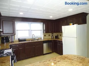 Comfortable Renovated 3 Bed Apartment - Image 5