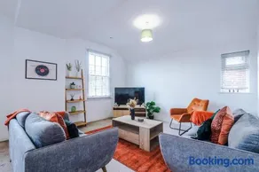 Modern 3 Bedroom House Perfect for Short and Long Stays - Image 2