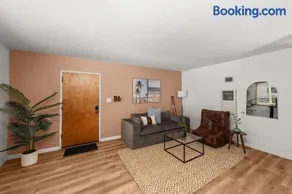 Walk to Beach & Bay, Stylish PB 2BR, Fireplace - Image 2