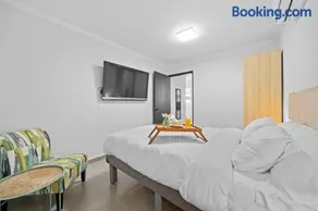 Bright Comfort Studio with Kitchen and Cozy Bed - Image 2