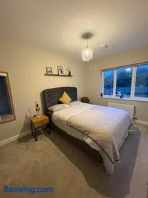 Cosy & Comfortable Room - Image 3