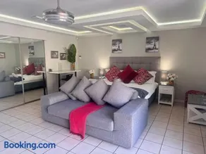 Footprints Self Catering Indoor Heated Pool and Fireplaces - Image 4