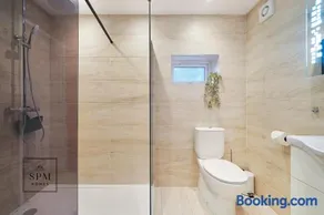 4 Bed House - Long Stays Welcome - Smart TVs in Each Bedroom - Parking - Image 4