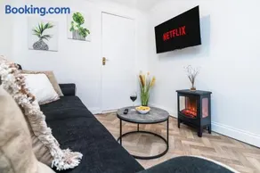 J&J stays 5 bedroom detached house in Peterborough with parking - Image 2