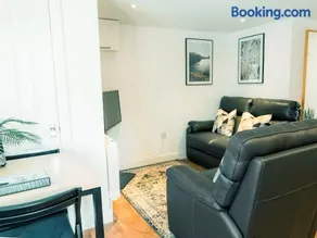 The Pool House - Image 3