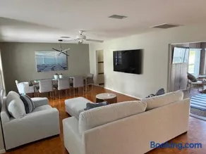 Cool ranch home with heated pool near beach - Image 2