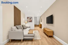 Stunning 2 Bedroom Apartments - City Centre Location, Free WiFi, Free Parking, Spacious Accommodation, Comfort and Style, Freshly Rennovated - Image 2