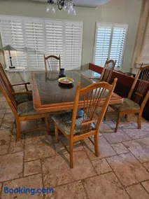 Luxurious Room available in a charming 5bdr house - Image 2