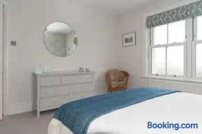 Ultimate Coastal Luxury - 5 Bed, Spacious, Parking, Hot Tub - Image 4