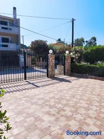 Green Garden Seaside Apartment - Image 2